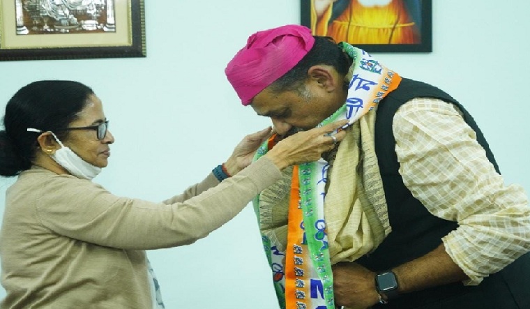Mamata Banerjee greets Kirti Azad as he joins the Trinamool Congress in Delhi | Twitter / ANI