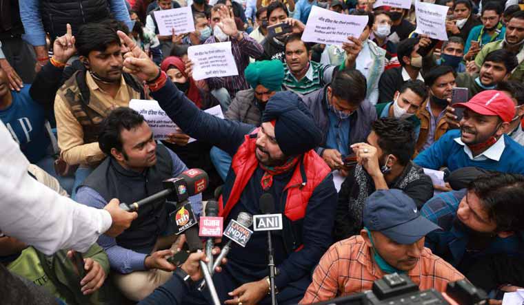 'Practise what you preach': Sidhu joins protesters outside Kejriwal's ...