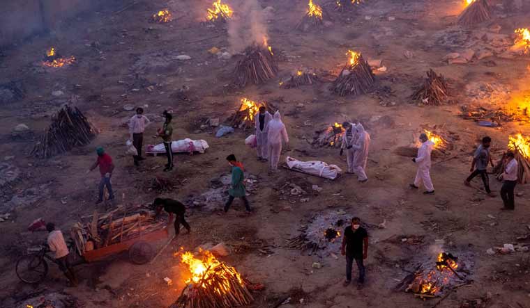 delhi-funeral-pyres-cremation-covid-reuters