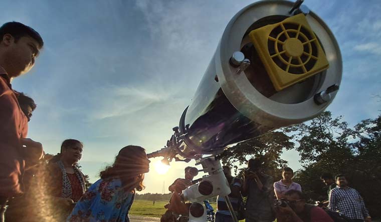 People observing solar eclipse at Kolkata Maidan | Salil Bera