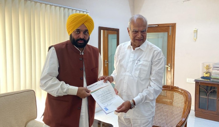 [File] Chief Minister Bhagwant Mann and Governor Banwarilal Purohit 