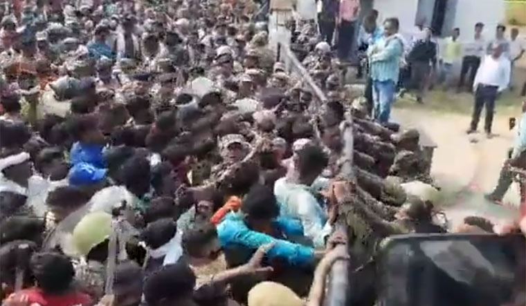 Protesting tribals broke through the barricades, leading to police lathi-charge at Narayanpur district collectorate | Video grab