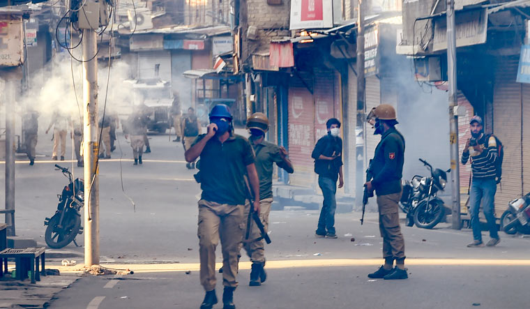 Security personnel chase away protesters in Srinagar | PTI