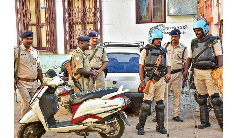 Police personnel raid PFI members