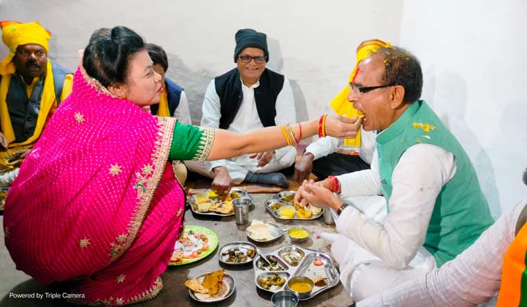 Shivraj Singh Chouhan having food at the home of a party worker in Chhindwara