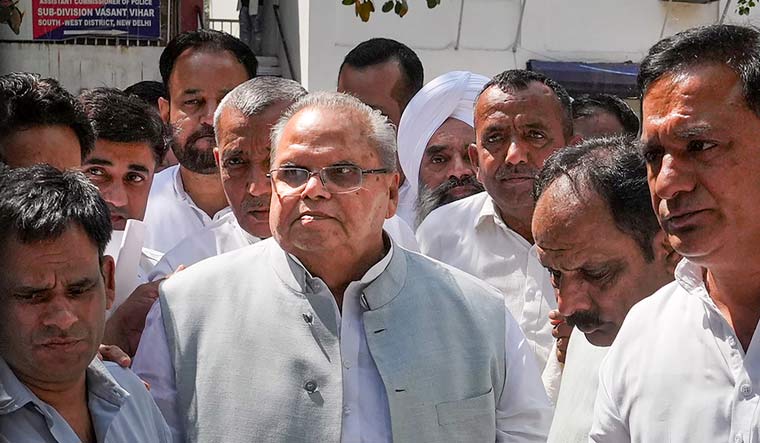 Former J&K governor Satya Pal Malik with his supporters at RK Puram police station, in New Delhi | PTI