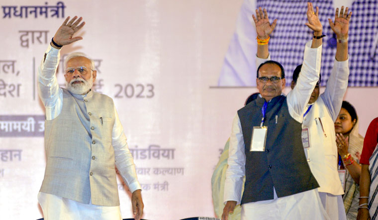 Family rule looting poor: Modi