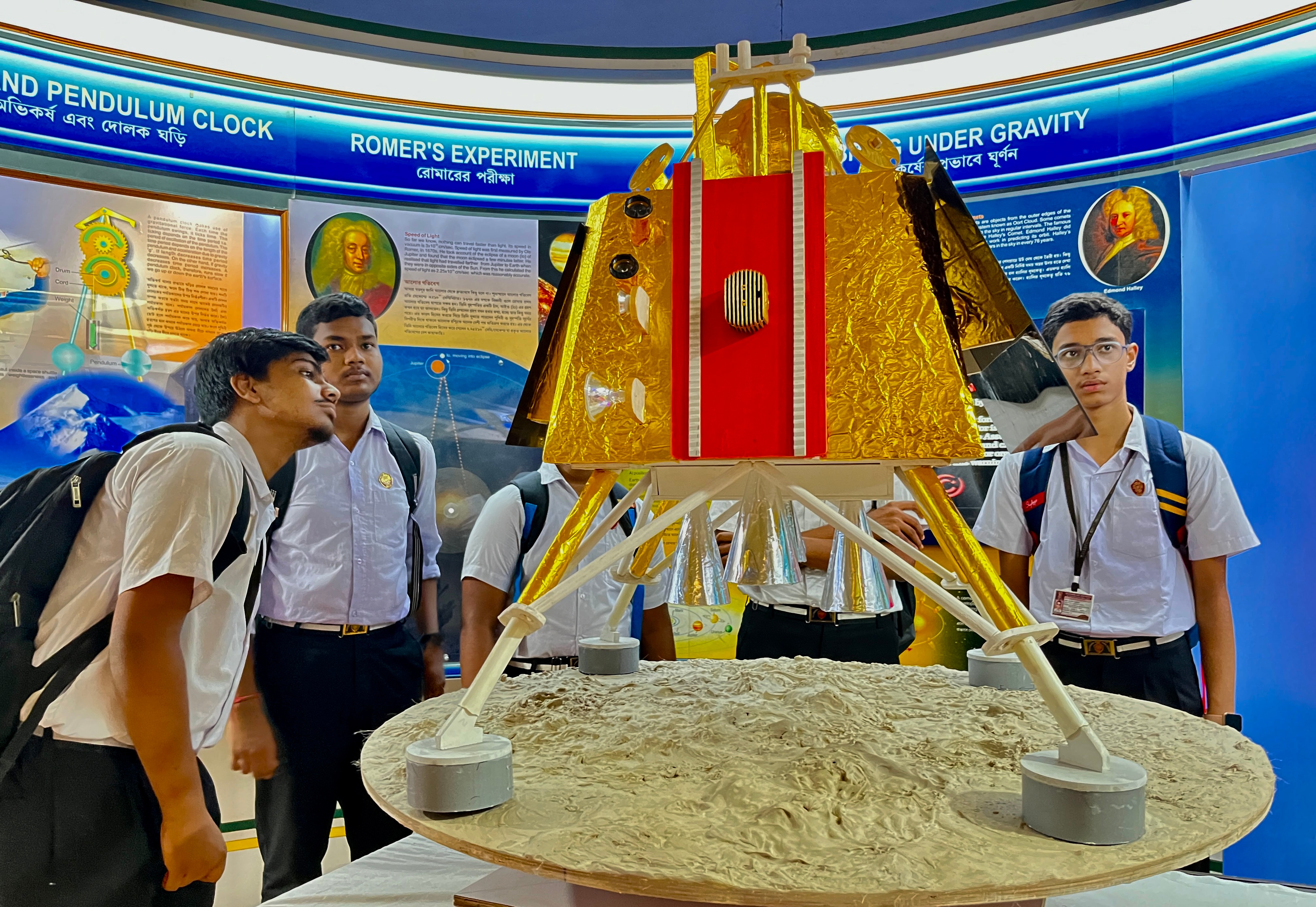 CuriousstudentsarelookingatamodelofVikramLanderatBirlaInstituteofTechnologyMuseuminKolkataonAugust23-2023SalilBera