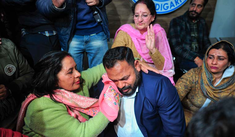 AAP mayor candidate Kuldeep Kumar breaks down after his defeat in the Chandigarh mayoral polls | PTI