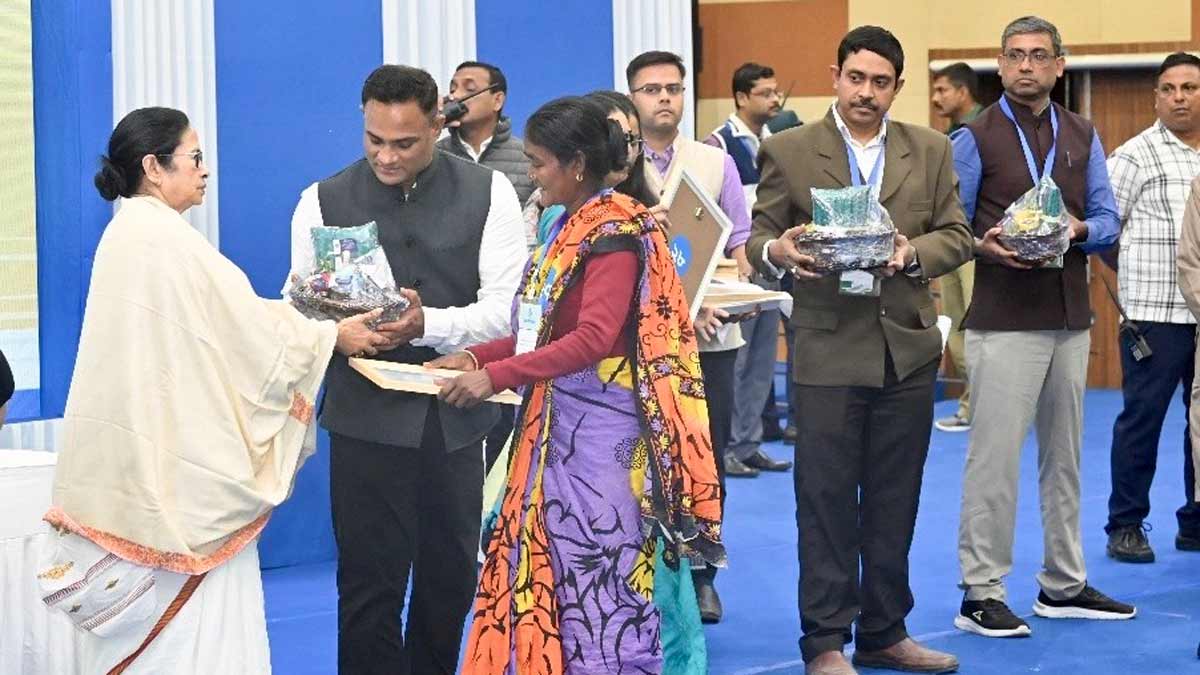 Chief Minister Mamata Banerjee handing over certificates of Banglar Bari scheme to members of eligible families | Salil Bera