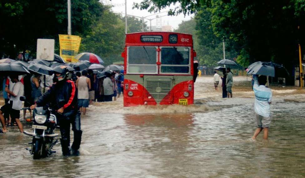 Bombay_flooded_street
