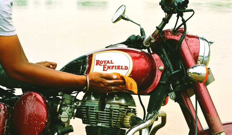 Royal-Enfield-Wash-Kaushik-Singh