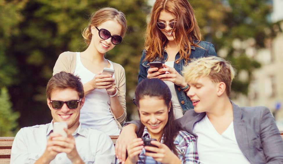 Teens-smartphones