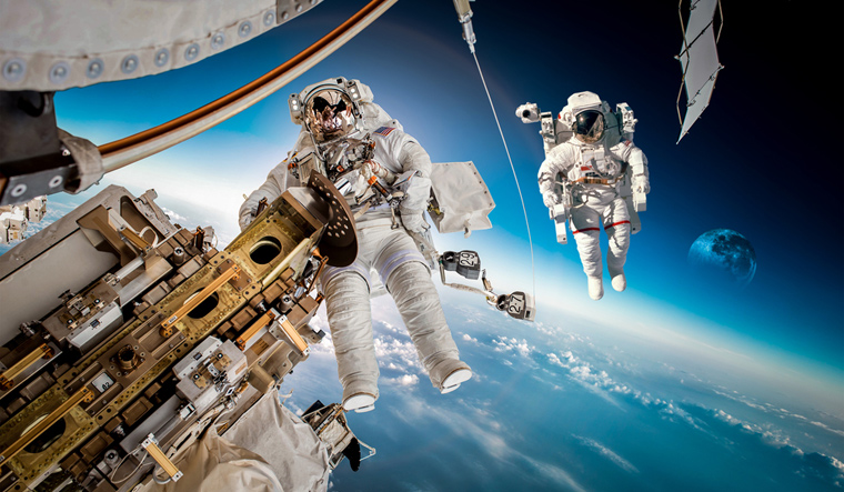 iss-astronaut-outer-space-over-Earth-shut