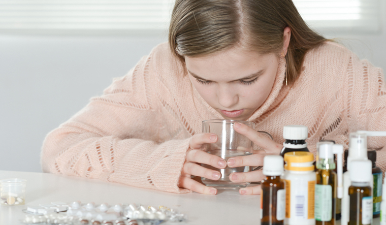 pills-tablets-medicine-girl-allergy-side-effect-shut
