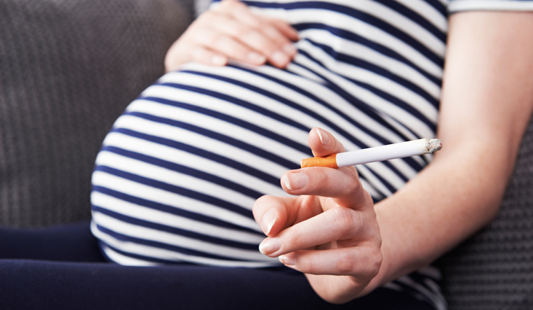 pregnant-woman-mother-baby-pregnancy-smoking-cigaratte-shut