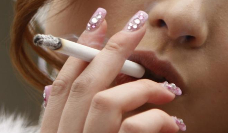 smoking-girl-depression-cigarette.reu
