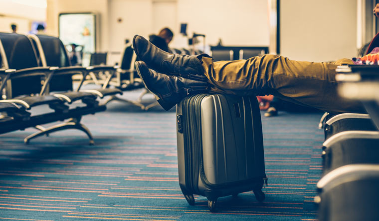 airport-plane-Passenger--luggage-waiting-delay-flight-terminal-shut