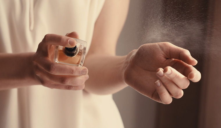 fragrance-smell-scent-perfume-woman-spray-shut