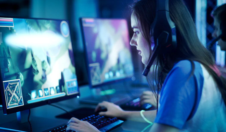 gamer-computer-games-online-girl-shut