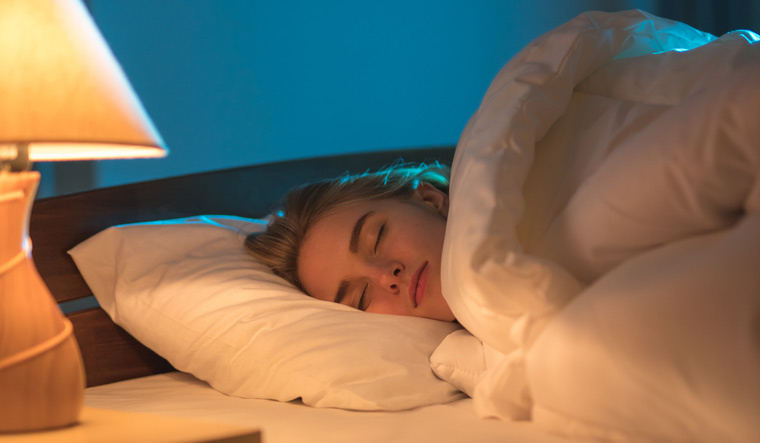 woman-sleep-sleeping-light-on-bedlamp-lamp-shut