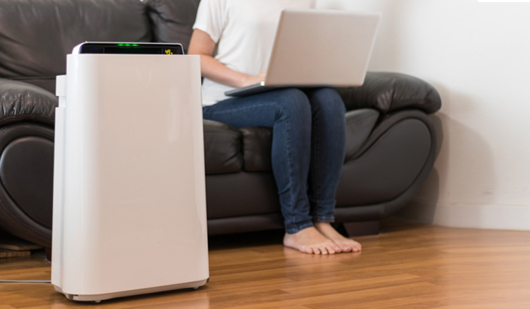 Air-purifier-living-room-working-laptop-filter-for-clean-room-shut