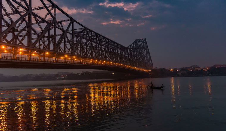 Sunrise-time-Howrah-Bridge-suspended-span-over-the-Hooghly-River-WB-shut