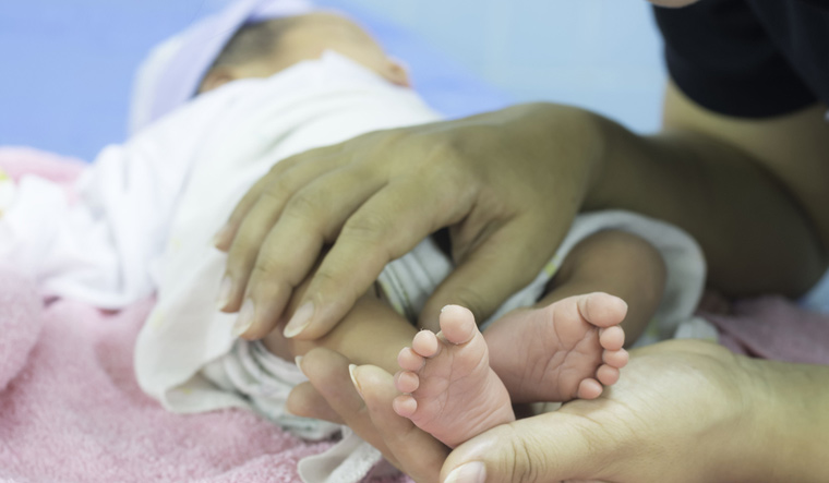 new-born-baby-child-infant-underweight-baby-mom-shut