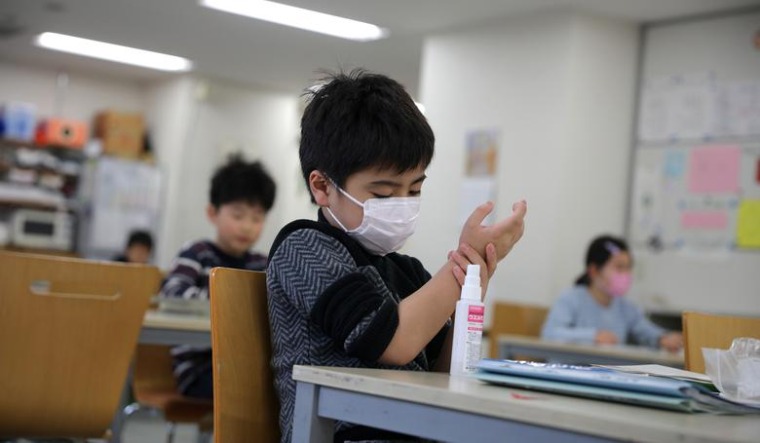 child-facemask-hand-sanitizer-Tokyo-reu