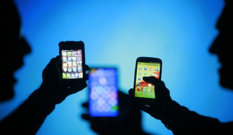 mobile-phone-market-india-smartphone-reu