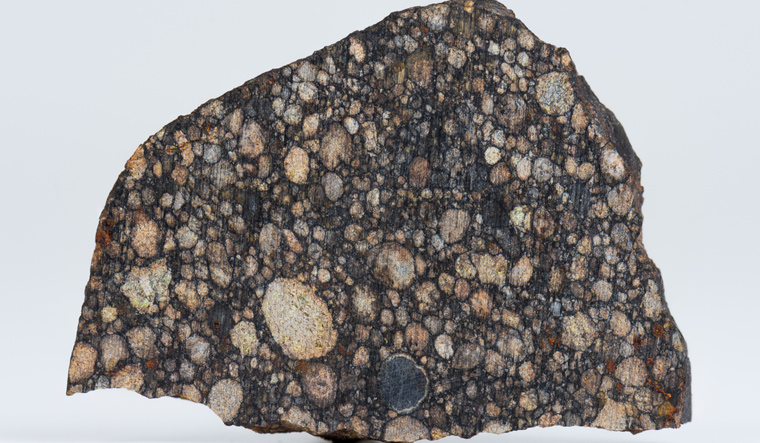 meteorite-primitive-L3-Chondrite-with-large-chondrules-shut