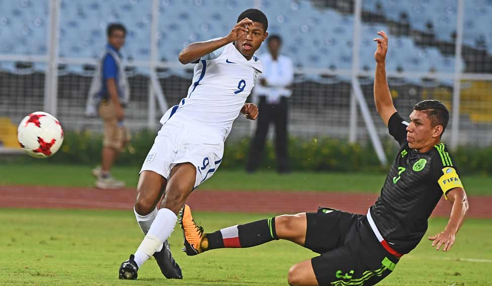 Rhian-Brewster-in-action-against-Mexico6