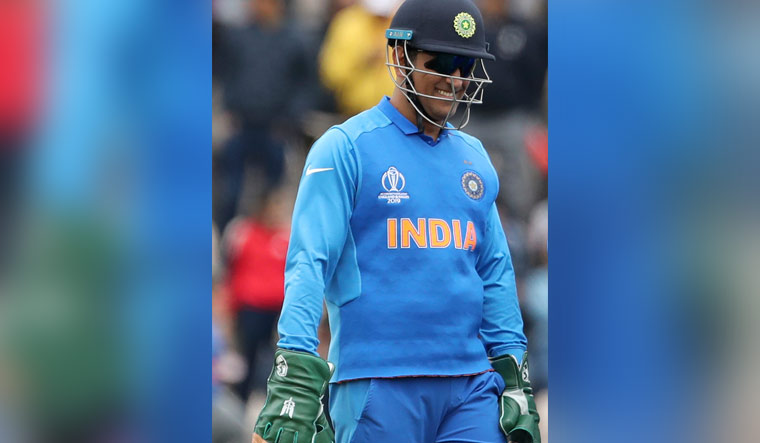 Sports fraternity supports Dhoni in glove controversy