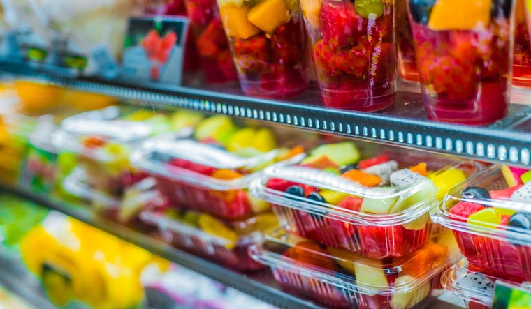 plastic-food-packaging-fresh-fruits-commercial-refrigerator-shut