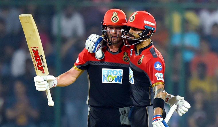 AB de Villiers celebrates his fifty runs with captain Virat Kohli | PTI