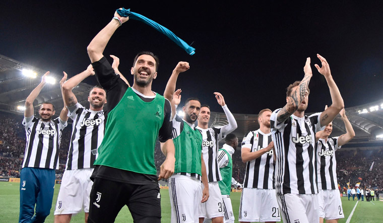 Juventus draw at Roma to clinch seventh Serie A title in a row