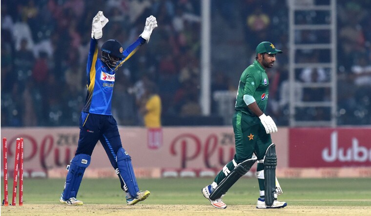 Sri Lanka's wicketkeeper Minod Bhanuka (L) celebrates the dismissal of Pakistan's cricket captainSarfaraz Ahmed | AFP