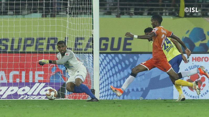 Lenny Rodrigues of FC Goa scores the equaliser against Kerala Blasters in the ISL match in Kochi | via isl.com