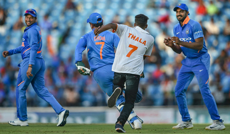 dhoni-pitch-invader-pti