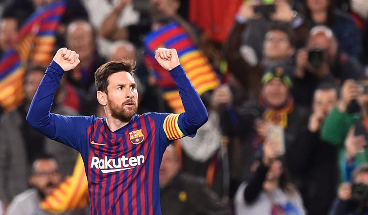 Barcelona beat Manchester United, Messi scores double