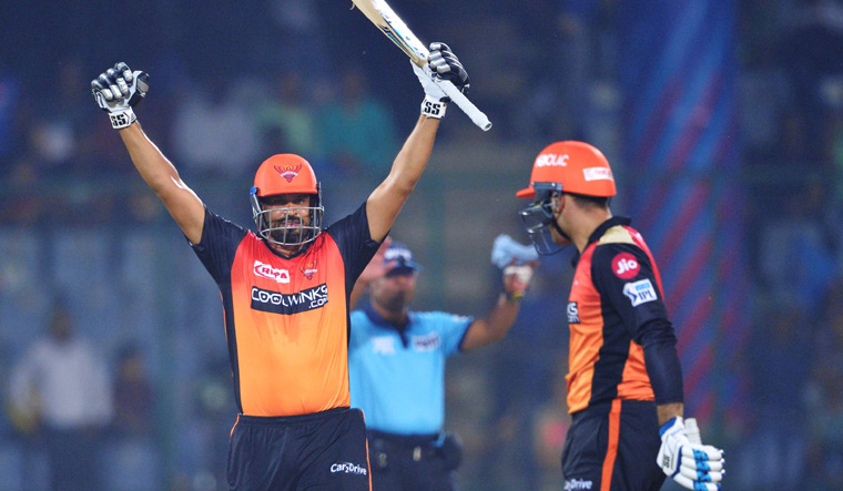 Sunrisers beat Delhi by five wickets to register hat-trick of wins in IPL