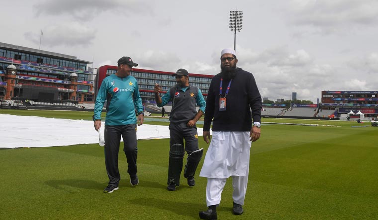 (From left) Pakistan's head coach Mickey Arthur, captain Sarfaraz Ahmed and chairman of selectors Inzamam-ul-Haq speak at the Old Trafford Cricket Stadium in Manchester, ahead of their 2019 World Cup match against India | AFP