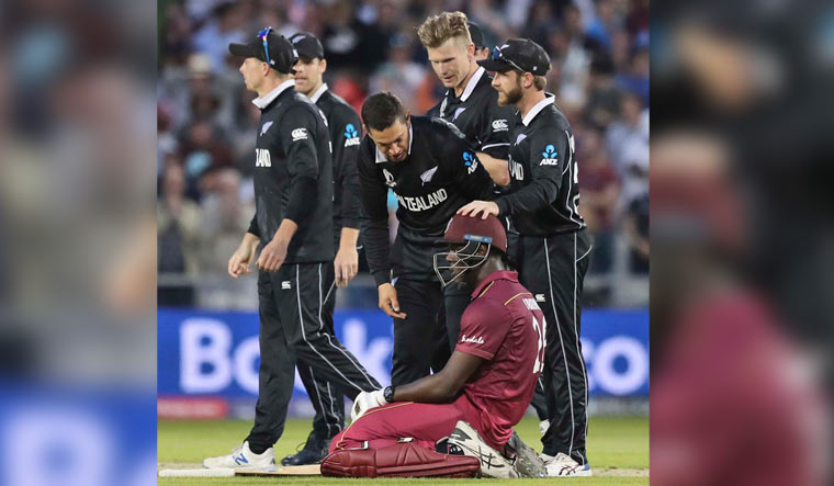New Zealand's Ross Taylor consoles West Indies' Carlos Brathwaite after their World Cup match | AP