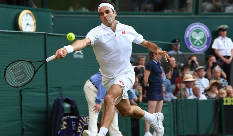 Federer serve Wimbledon AFP