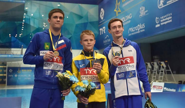 Oleksii Sereda (centre) won the gold medal in the men's 10 metre platform