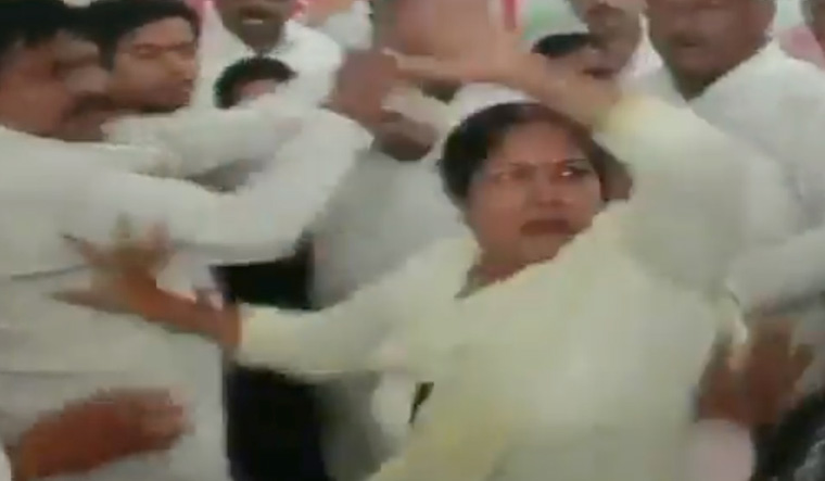 congress-woman-worker-beaten-up