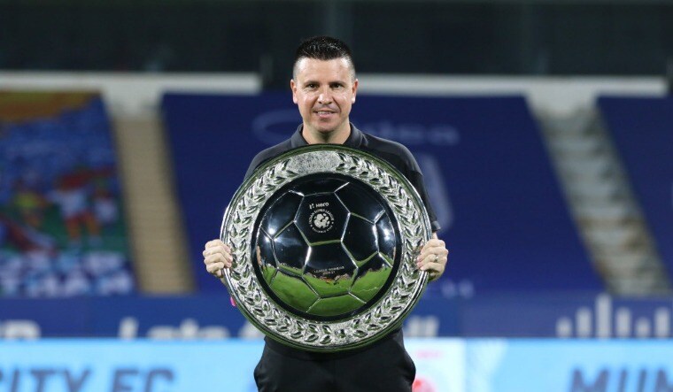 [File] Sergio Lobera with the ISL league trophy | Twitter