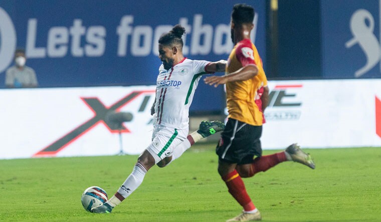 Roy Krishna (L) of ATK Mohun Bagan and Mohammad Rafique of SC East Bengal in action during match 9 of Indian Super League 2021-22, at the Tilak Maidan Stadium in Goa | ISL/PTI