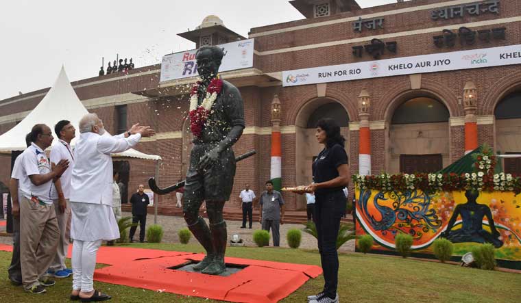 PM Narendra Modi paying homage to Dhyan Chand | Twitter handle of Narendra Modi