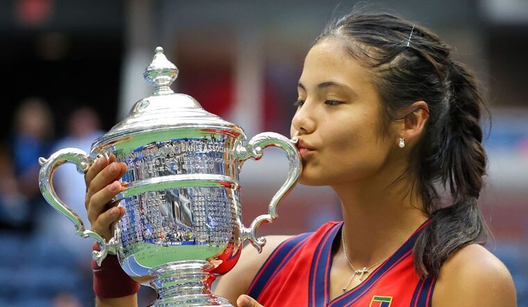 NEW YORK, NEW YORK - SEPTEMBER 11: Emma Raducanu of Great Britain celebrates with the championship trophy after defeating Leylah Annie Fernandez of Canada during their Women's Singles final match on Day Thirteen of the 2021 US Open at the USTA Billie Jean King National Tennis Center on September 11, 2021 in the Flushing neighborhood of the Queens borough of New York City.   Al Bello/Getty Images/AFP
== FOR NEWSPAPERS, INTERNET, TELCOS & TELEVISION USE ONLY ==